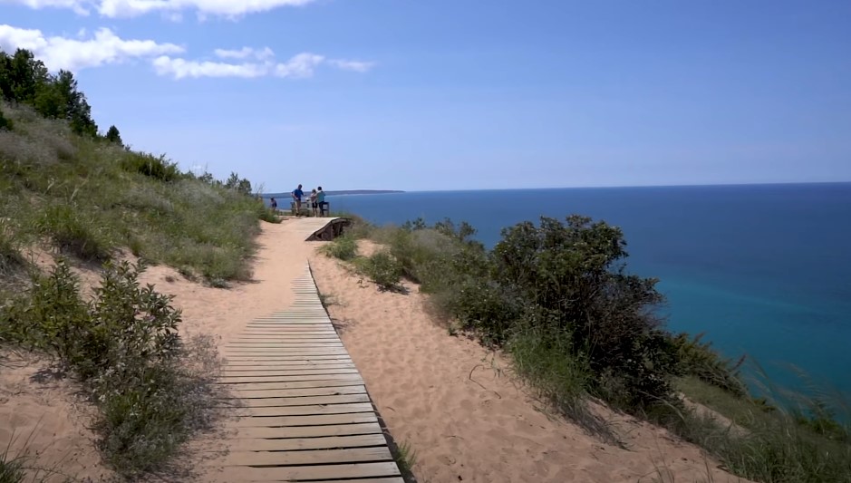 Trail leading to Lake Michigen